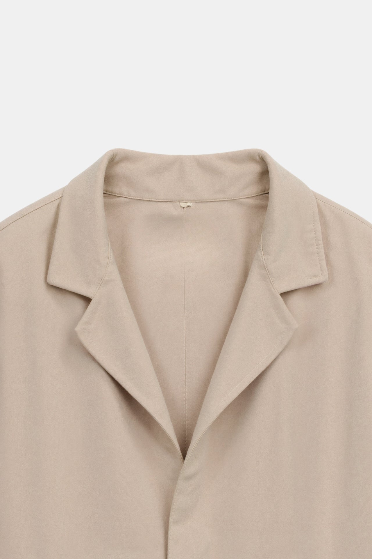Lätt blazer dam med klassisk kavajslag och knappdetaljer