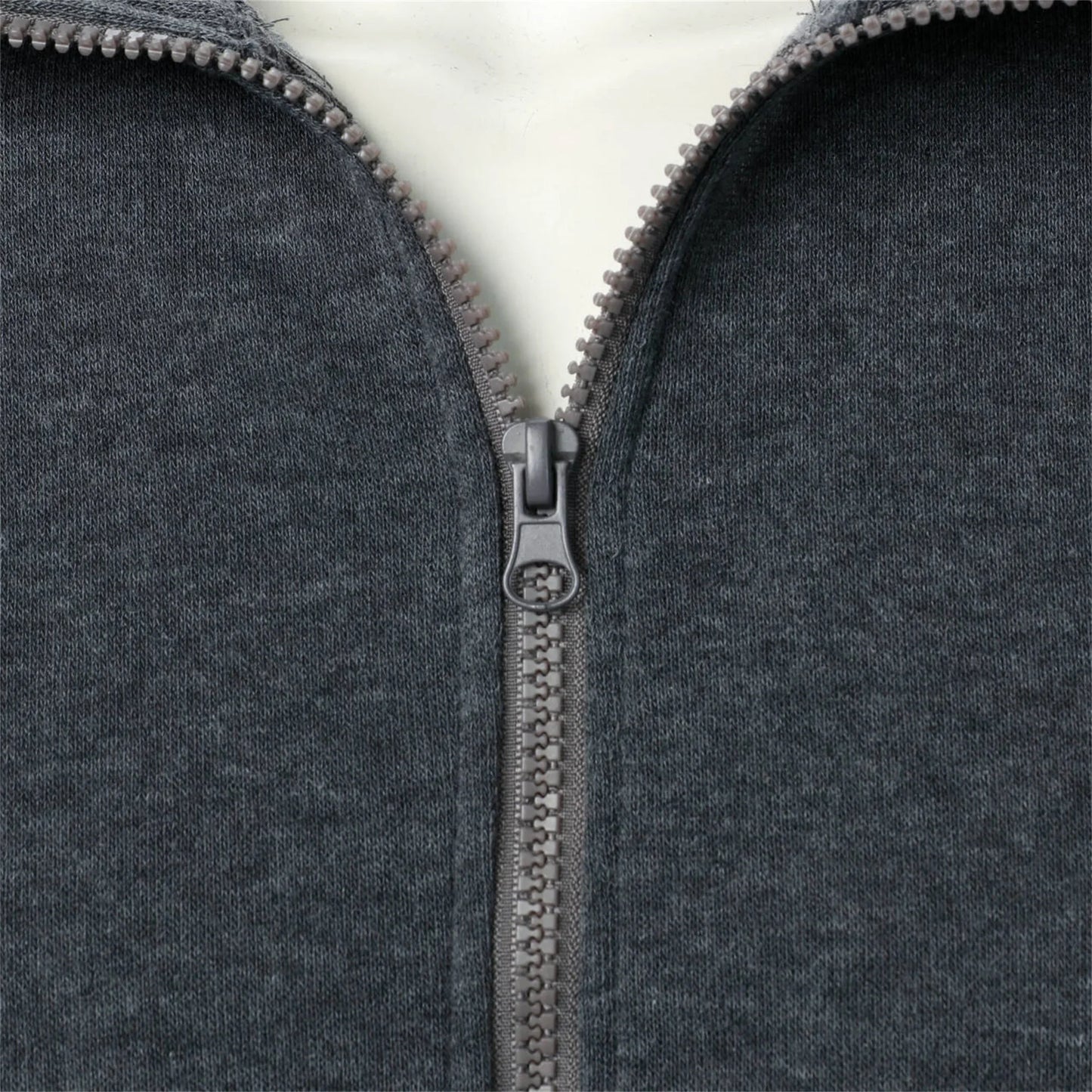 Sportig herrhoodie med ståkrage och dragkedja