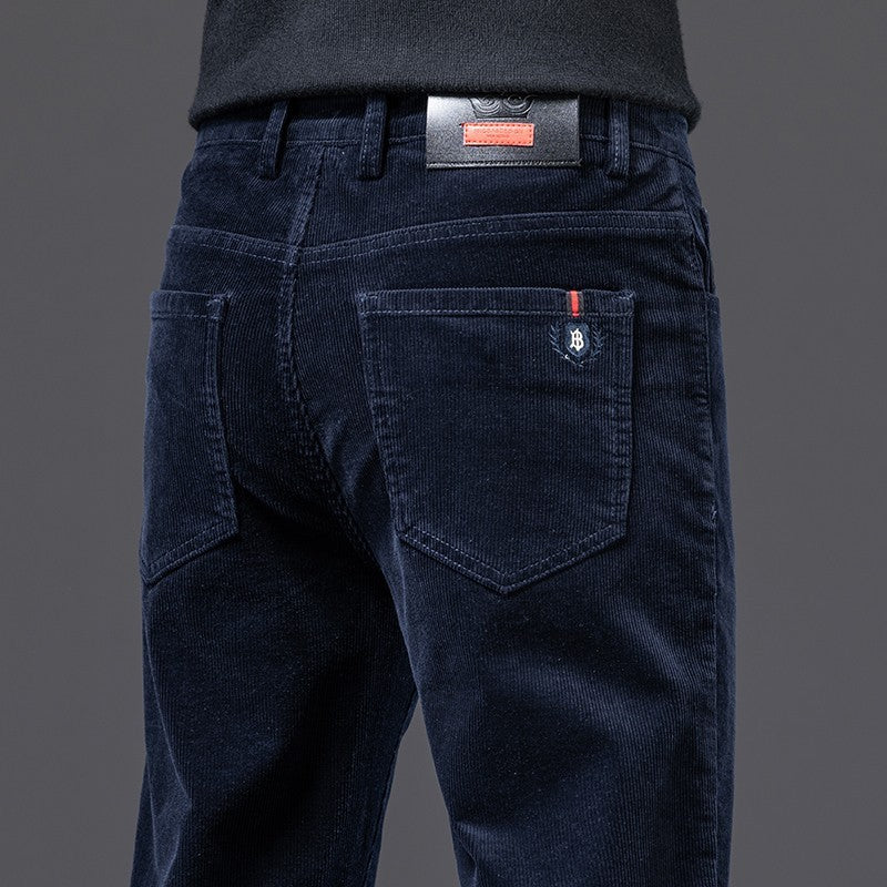 Smalpassade herrjeans med stretch för sommaren