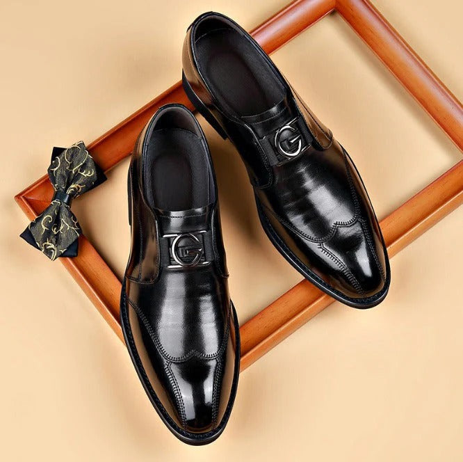 Herrskor – Slip-on Låg Modell – Polerad Läderlook – Metalllogo – Formell Stil