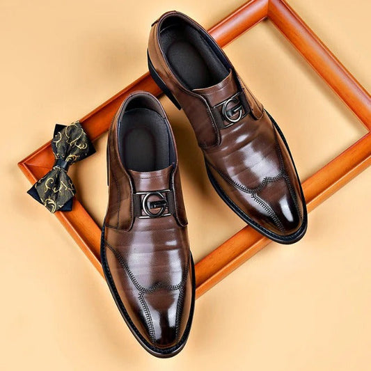 Herrskor – Slip-on Låg Modell – Polerad Läderlook – Metalllogo – Formell Stil